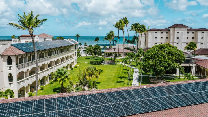 Arubaanse hotelier Ewald Biemans bewijst hoe luxe reizen en duurzaamheid samen kunnen gaan