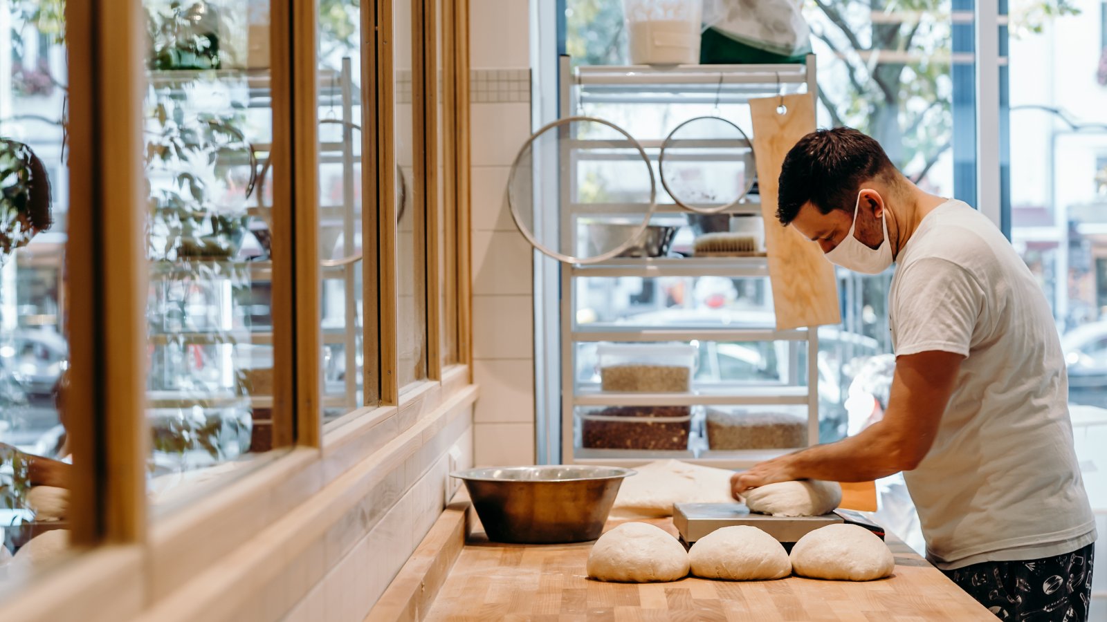 Bakker aan het werk Gorilla BÃ¤ckerei, foto door Nina Slagmolen