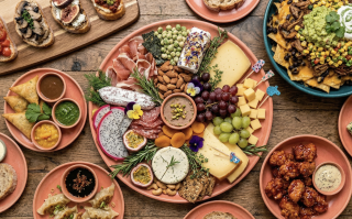 Snacken wordt het nieuwe dineren: de opmars van borrelbites