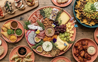 Snacken wordt het nieuwe dineren: de opmars van borrelbites