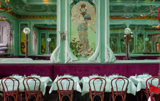 Bij Bouillon Julien in Parijs bepaalt het indrukwekkende interieur de wow-factor