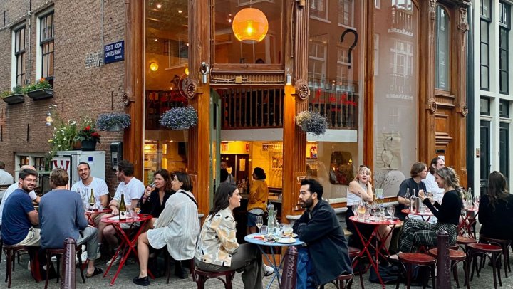 Bij Café R. de Rosa in Amsterdam staat de sociale functie van een café voorop