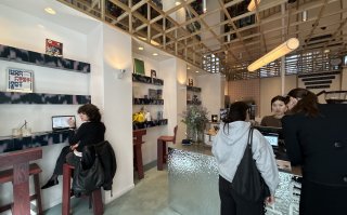 Wat doet een safe place in een koffiebar?