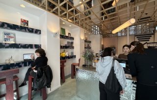 Wat doet een safe place in een koffiebar?