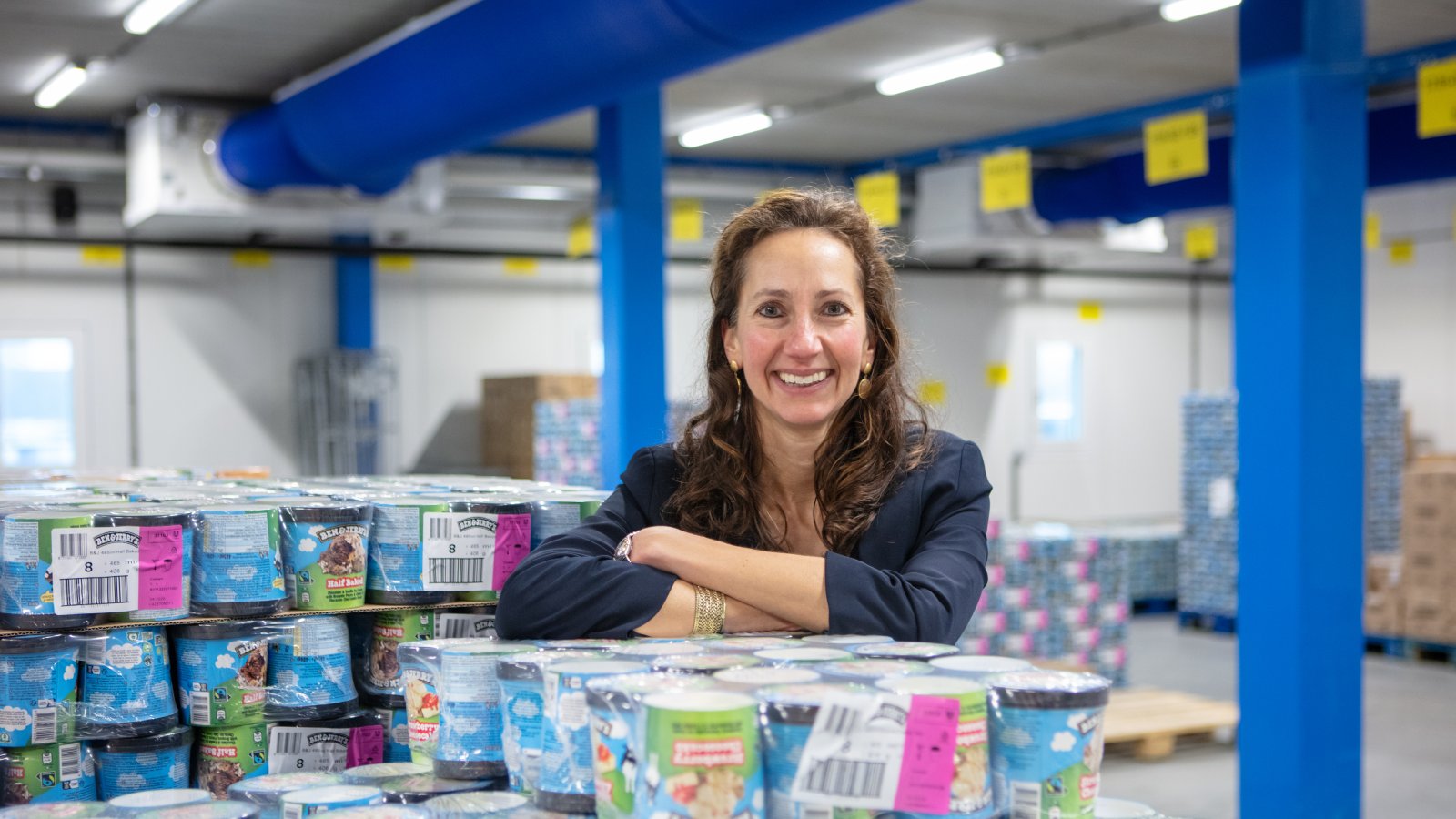 Chris Menken in het distributiecentrum van Leen Menken