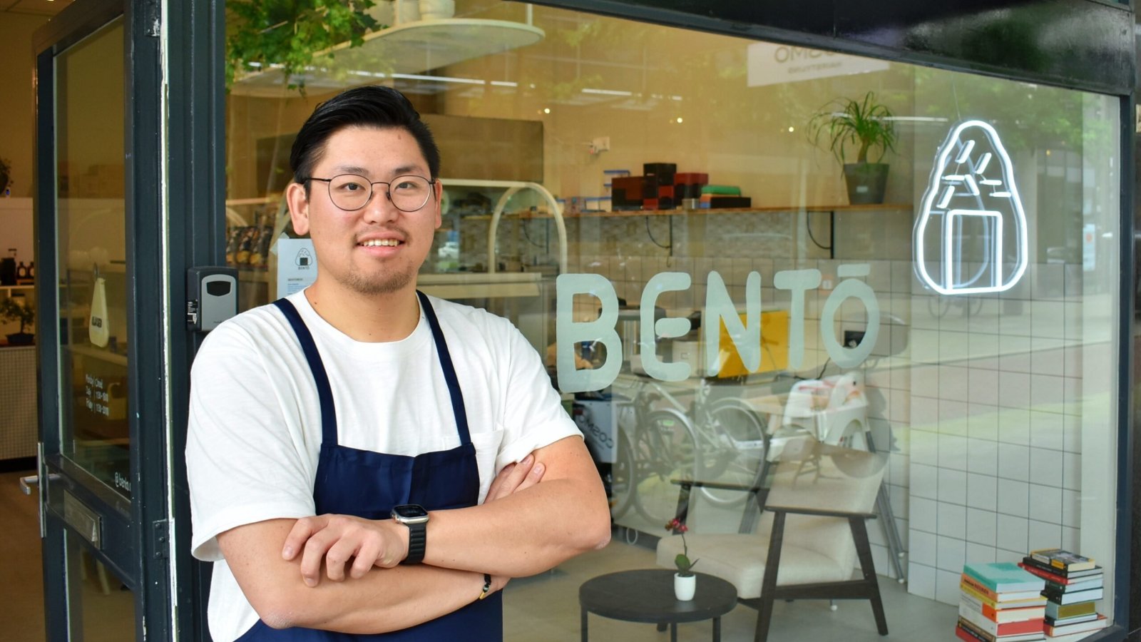 Chris Zhan voor zijn Bento Café 