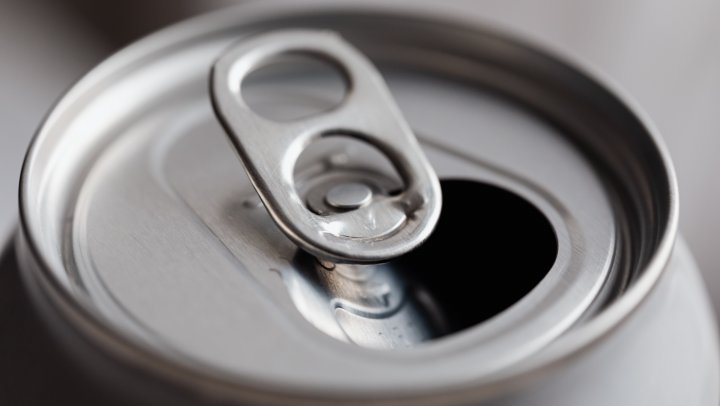 Coca-Cola en Pernod Richard slaan handen ineen voor cocktails in blik 