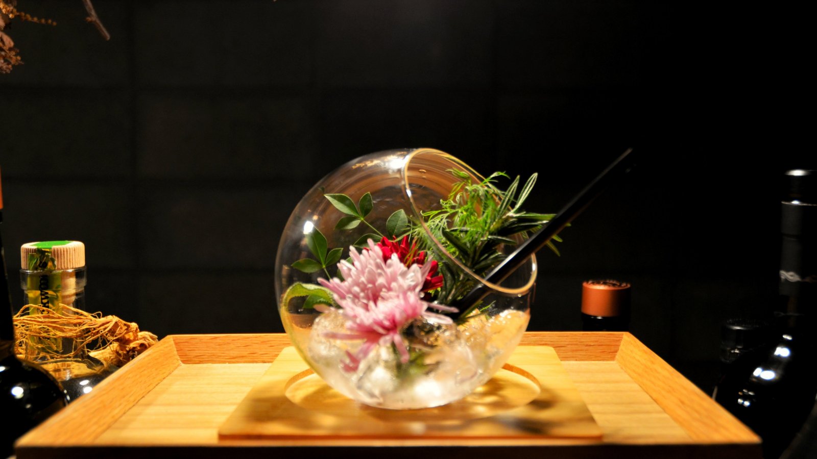 Cocktail met bloemen en rietje in glazen kom