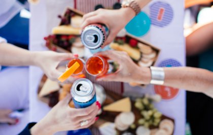 Cocktails binnen enkele seconden uit fles, blik of van de tap