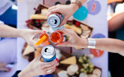 Cocktails binnen enkele seconden uit fles, blik of van de tap