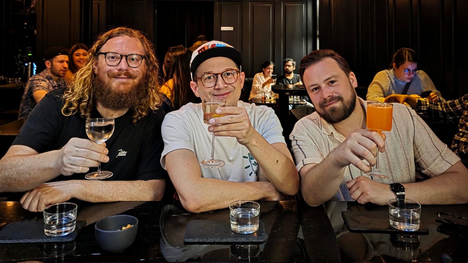 De Cityguys in de Handshake Bar, Roger Bloem in het midden