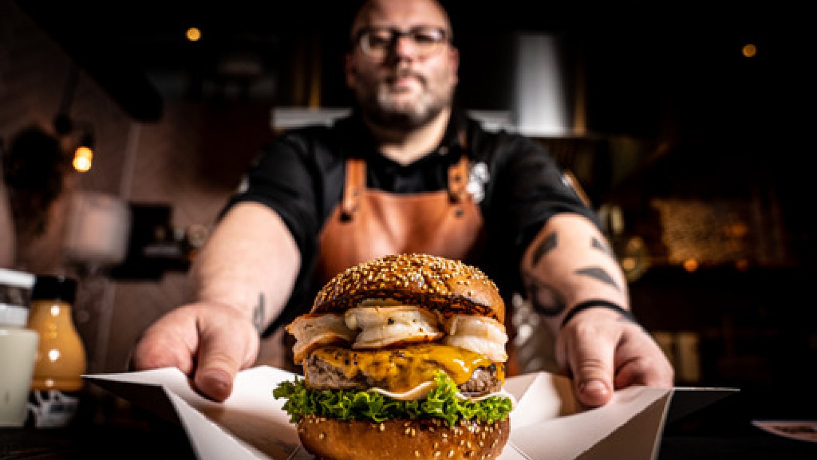 Diego Buik met hamburger