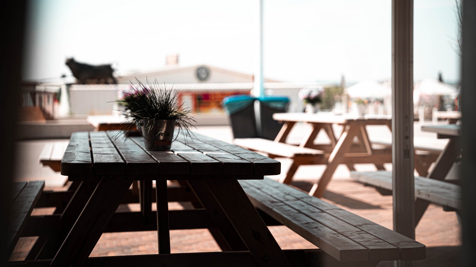 Lege tafel bij Foodhall Scheveningen