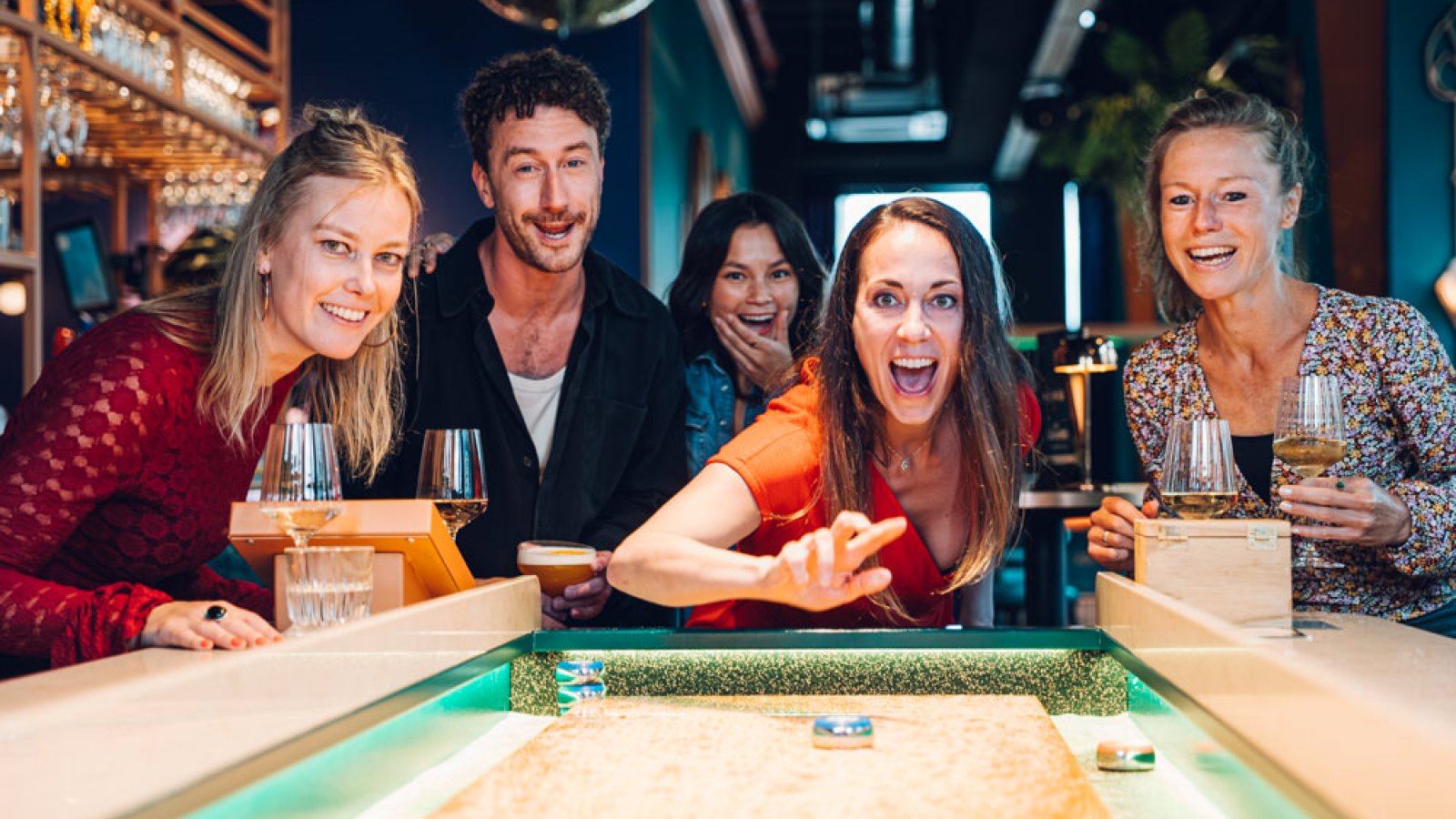 Foto door: The Grand Shuffle Bar