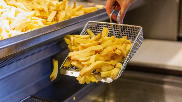 62% van de Nederlanders eet elke week friet en 31% wil daar mayo bij 