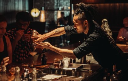 Deze voormalig straatgoochelaar maakt impact op de wereldwijde bar-industrie