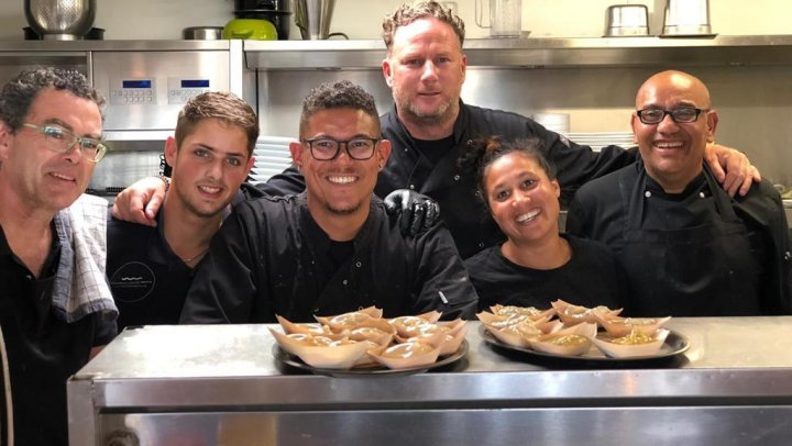 Strandpaviljoenhouder uit Kijkduin over corona, personeelstekort en de unieke kracht van de horeca