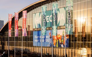 2026 wordt het jaar van dansen op de vulkaan met een mini-croissant in de hand