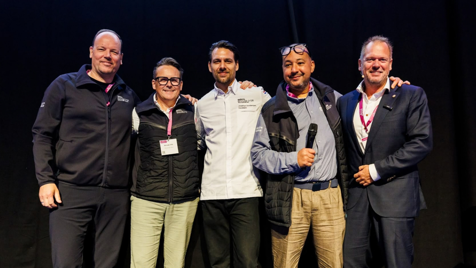 Jonathan Zandbergen (midden) met het bestuur van Bocuse d'Or