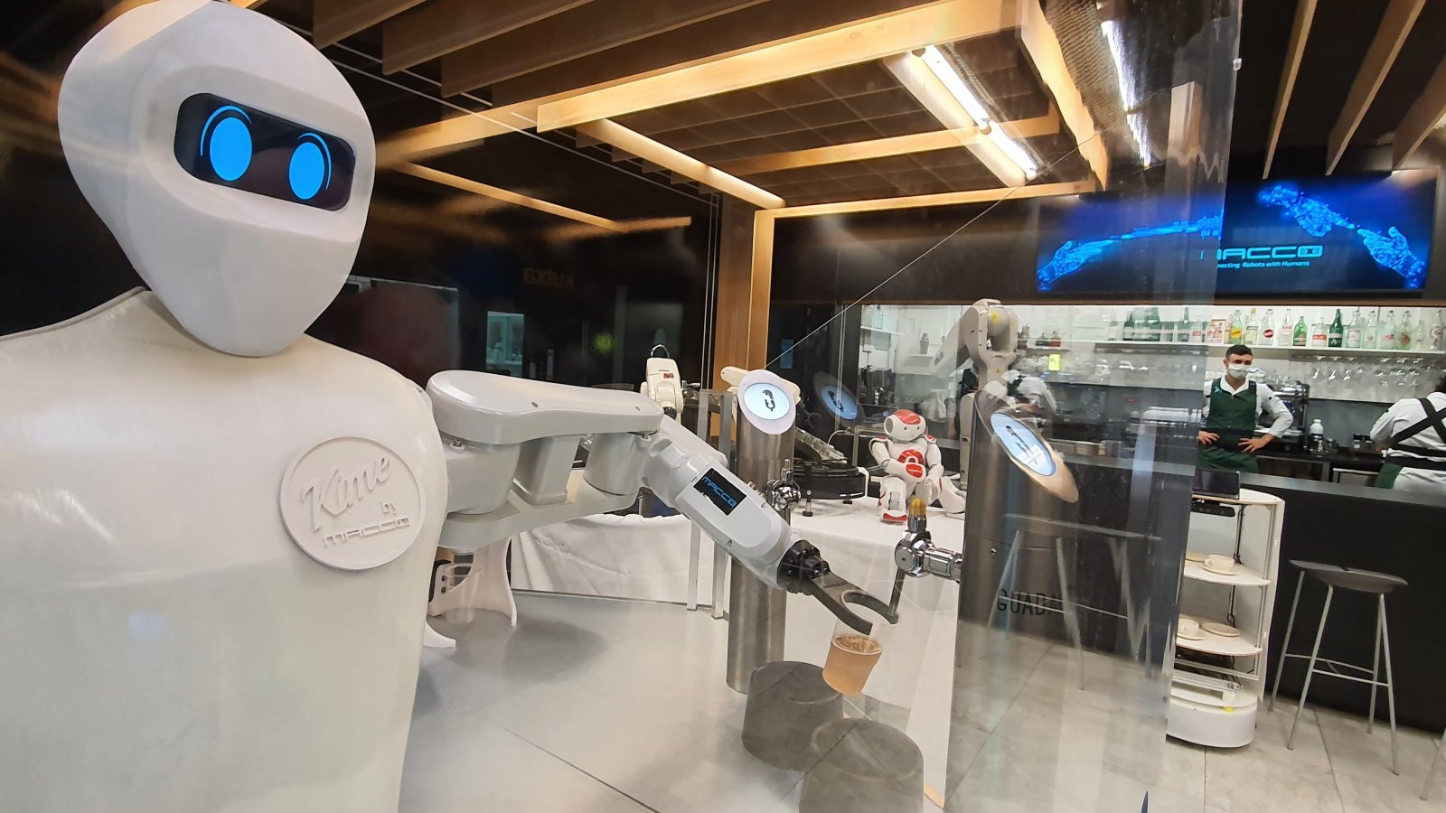 Kime robot tapt bier; foto: Macco Robotics