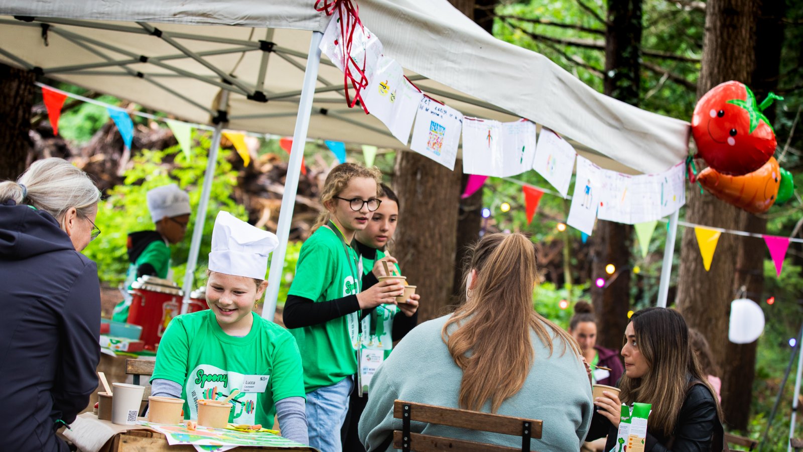 Kinderen van Spoony serveren groente op Food Unplugged