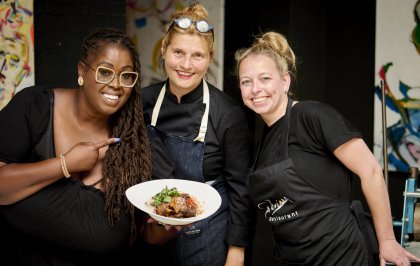 Zangeres Shirma Rouse geeft columnist Sheila Struyck een lesje leiderschap