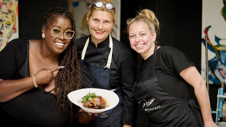 Zangeres Shirma Rouse geeft columnist Sheila Struyck een lesje leiderschap