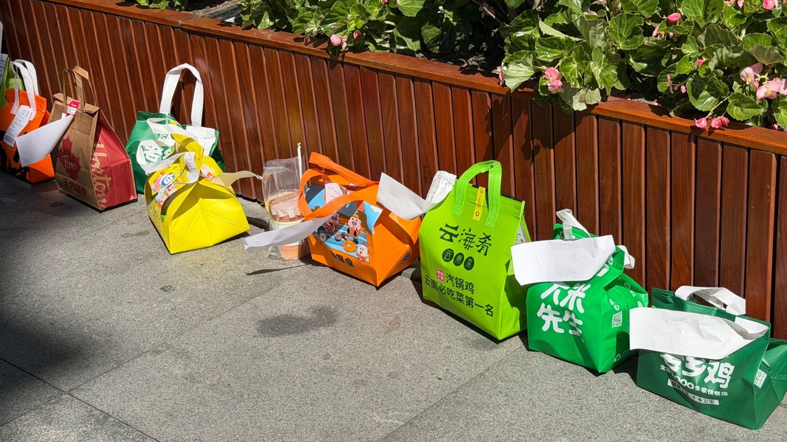 Lunchtasjes op een rij in deliverystad Shanghai