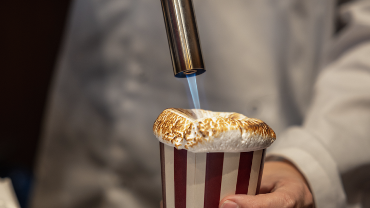 MOCA speelt in op TikTok-trend: luxe chocomelk met marshmallowkraag