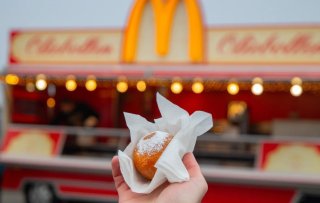 Robèrt van Beckhoven bakt oliebollen voor McDonald's