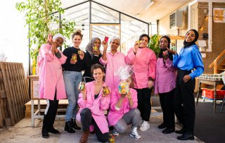 Jaarlijks produceren deze Mixblik-dames 100.000 blikken met wereldgerechten 