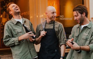 Bij No Nonsense in hartje Amsterdam kost een hoofdgerecht €15 en bier nog geen €3