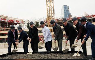 Robert de Niro legt eerste steen van wereldberoemd Nobu in Amsterdam