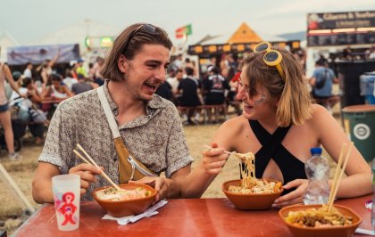 Op Zwitsers muziekfestival Paléo serveren ze alle denkbare wereldkeukens én kaasfondue in een hotdogbun