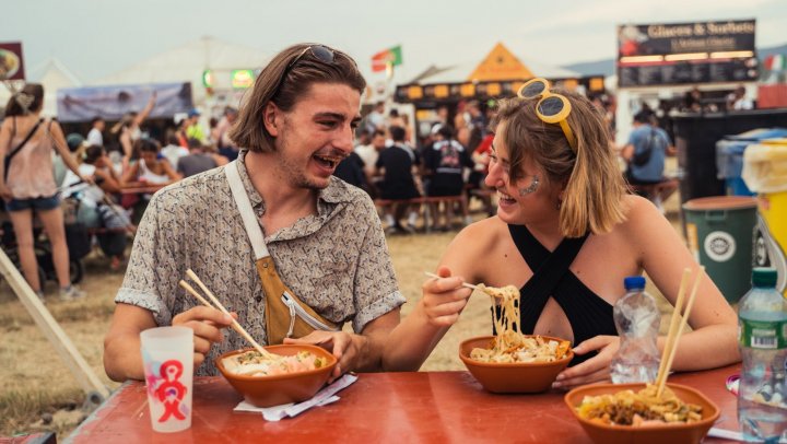 Op Zwitsers muziekfestival Paléo serveren ze alle denkbare wereldkeukens én kaasfondue in een hotdogbun
