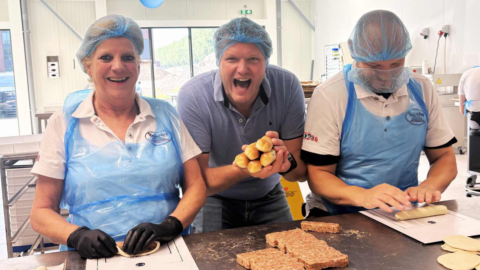 Remco Beekman (midden) in de bakkerij van Keilekker