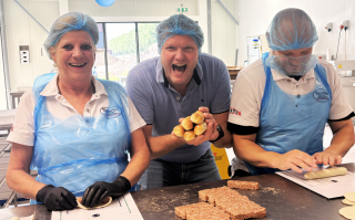 Grootste ambachtelijke worstenbroodjesbakkerij van de wereld ontstond vanuit een faillissement