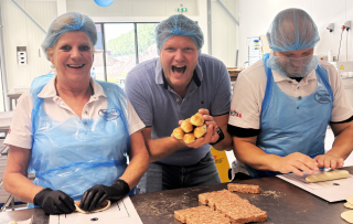 Grootste ambachtelijke worstenbroodjesbakkerij van de wereld ontstond vanuit een faillissement