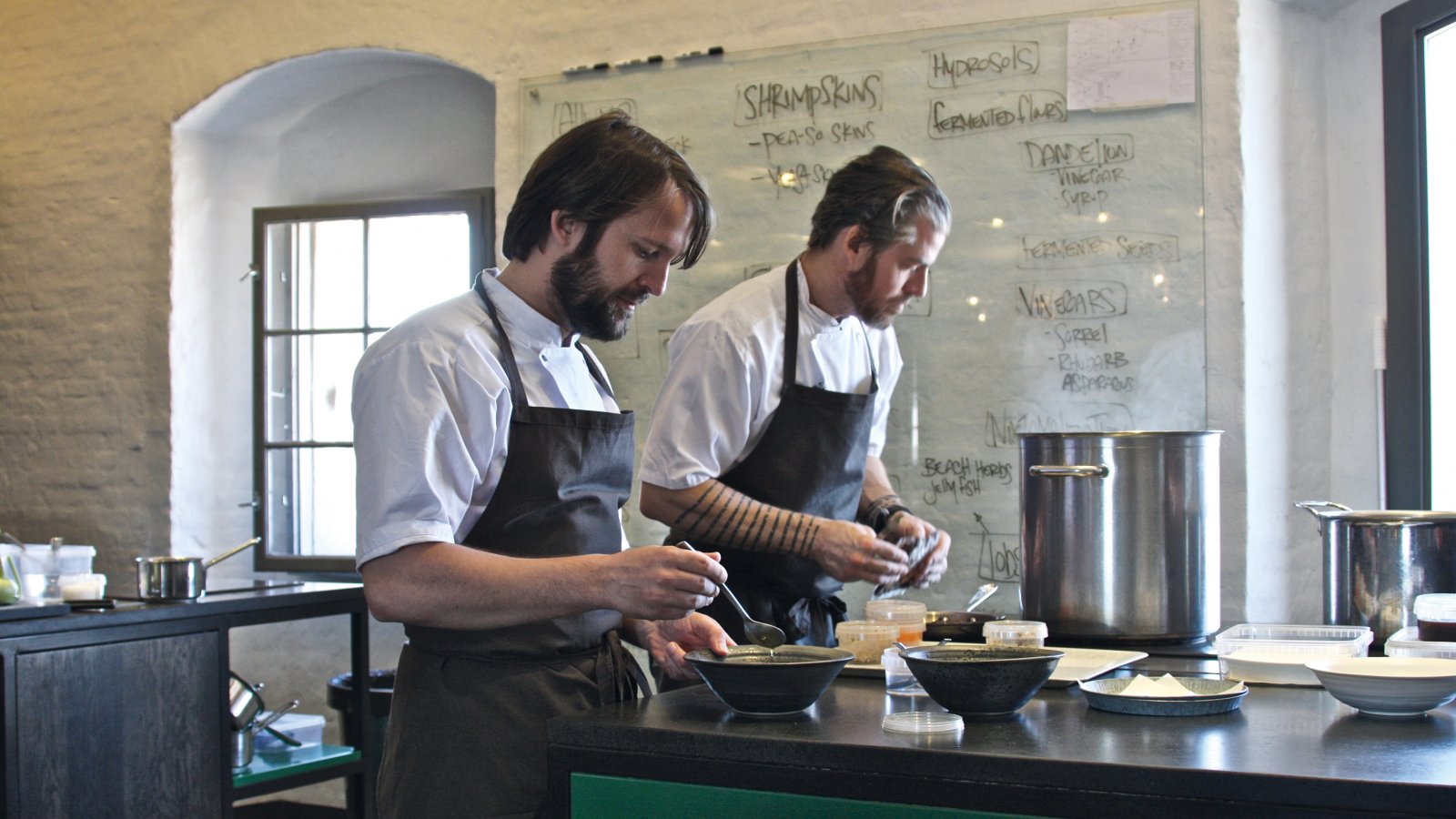 René Redzepi aan het werk in restaurant Noma**