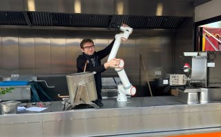 Kookrobot maakt pasta tijdens Amsterdam Dance Event