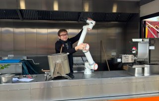 Kookrobot maakt pasta tijdens Amsterdam Dance Event