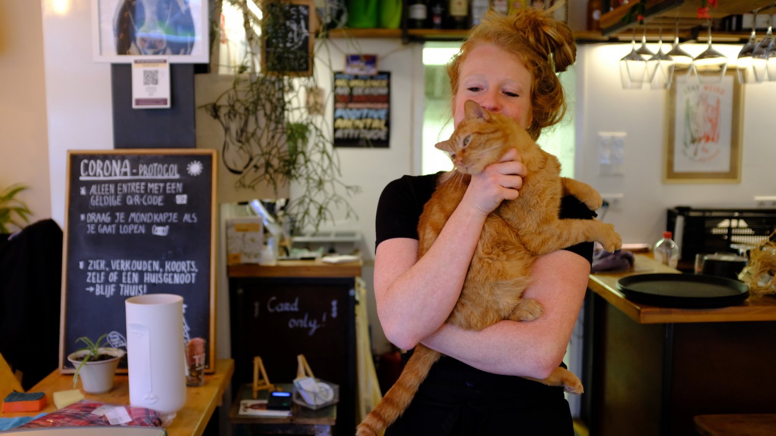 Roos van Zoest en restaurantkat Bing