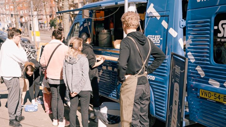 Hotelschoolstudenten koken voor Oekraïense vluchtelingen