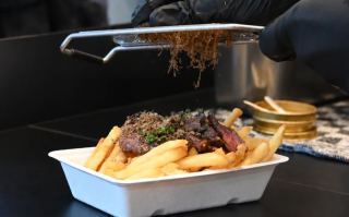 Le Niche: de buurtsnackbar met steak frites en kaviaar