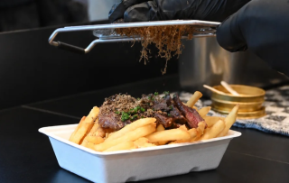 Le Niche: de buurtsnackbar met steak frites en kaviaar