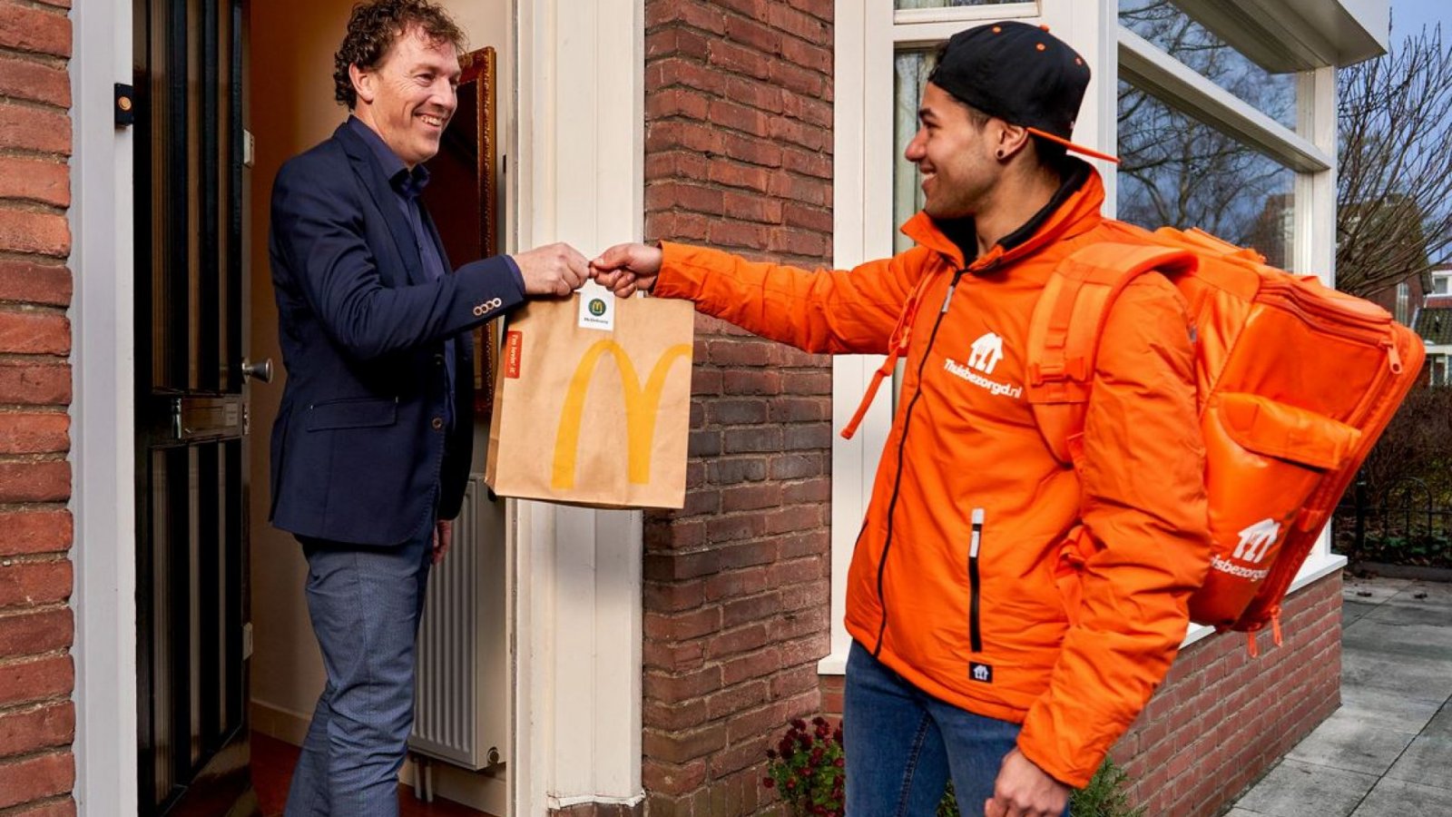 Thuisbezorgd-bezorger bezorgt maaltijd