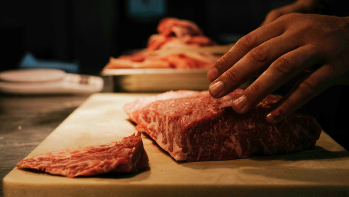 Vlees op de kaart: hoe chefs het rendabel houden bij stijgende prijzen