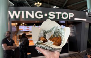Wingstop: het mega populaire kipconcept uit Amerika, nu geland op Schiphol