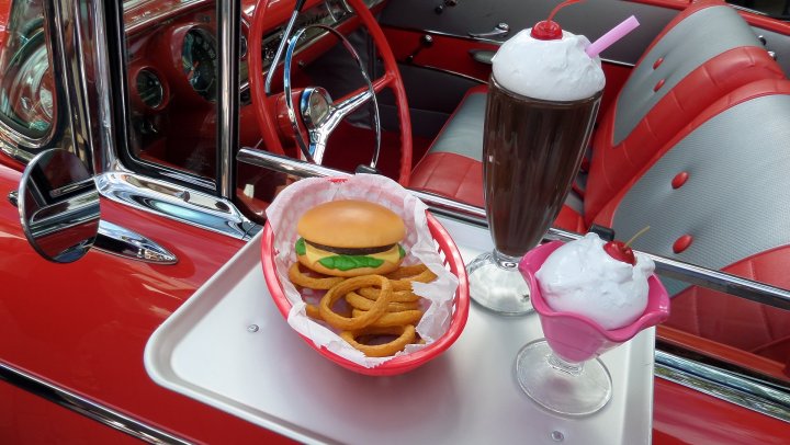 Het restaurant met een vijf gangen drive through menu