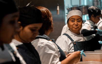 All-female kitchen van Indiaas restaurant Darjeeling Express in Londen